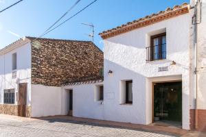 a white house with a brown roof at Casa Rural Mas dels Fumeros in Useras