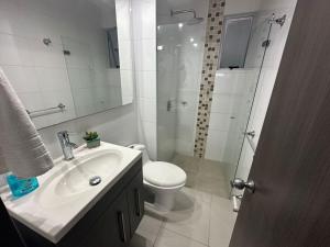 a bathroom with a sink and a toilet and a shower at apartamento amoblado en la clinica internacional,ALQUILER RENTA HOUSE in Floridablanca