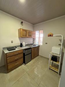 ボケテにあるLa Casita de Elenita - Apartamentoのシンクとコンロのあるキッチン トップオーブン +19枚の写真