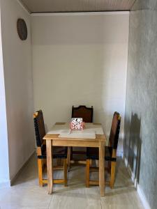 ボケテにあるLa Casita de Elenita - Apartamentoの部屋の中の木製のテーブルと椅子
