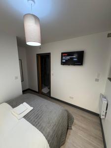 Postel nebo postele na pokoji v ubytování New! Grove Inn