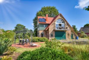 una casa con un gazebo di fronte di Ferienhaus Bootshaus in Nadelitz a Putbus