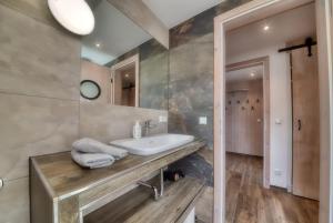 un bagno con lavandino e specchio di Ferienhaus Bootshaus in Nadelitz a Putbus