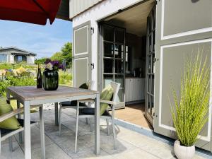 Patio nebo venkovní prostory v ubytování Ferienhaus Sehnsuchtsort 04 Feriendorf Klein Stresow Rügen by ruyastay