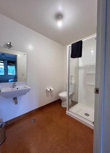 bagno con doccia, lavandino e servizi igienici di On Top Backpackers a Dunedin Altre 37 foto