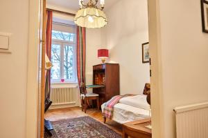 a bedroom with a bed and a desk and a window at Slow Living I Schönbrunn und Park nähe I Penzing Bahnhof in Vienna +43 photos