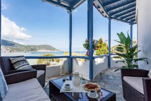 En balkon eller terrasse på Karavos Sea View Apartments