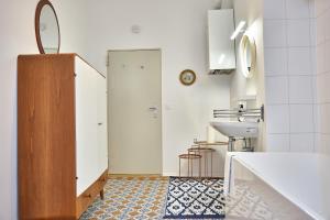 a white bathroom with a sink and a toilet at Slow Living I Schönbrunn und Park nähe I Penzing Bahnhof in Vienna