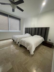 Una cama o camas en una habitación de Spacious apartment 1 block from the beach