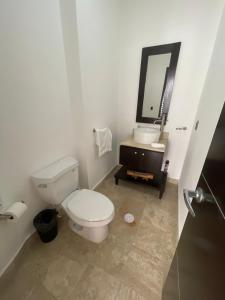 Un baño de Spacious apartment 1 block from the beach