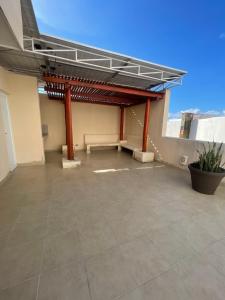 Un balcón o terraza en Spacious apartment 1 block from the beach