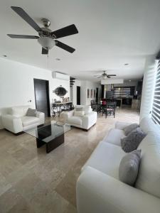 Un lugar para sentarse en Spacious apartment 1 block from the beach