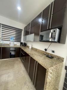 Una cocina o cocineta en Spacious apartment 1 block from the beach