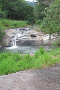 un fiume con cascata in un campo di Nature Hub Koslanda a Koslanda