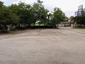 ein leerer Parkplatz mit Bäumen im Hintergrund in der Unterkunft KP Hotel Udonthani in Amphoe Kumphawapi