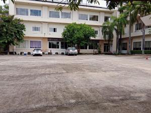 ein leerer Parkplatz vor einem Gebäude in der Unterkunft KP Hotel Udonthani in Amphoe Kumphawapi