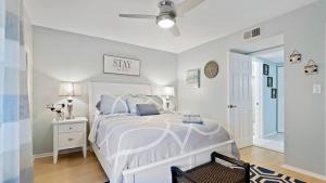 Ένα ή περισσότερα κρεβάτια σε δωμάτιο στο Walk to the Sand, Pool & Hot Tub Waterfront Oasis +41 φωτογραφίες