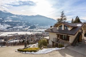 アオスタにあるAppartamenti Bioula CIR Aosta n 0247の市の景色を望む家