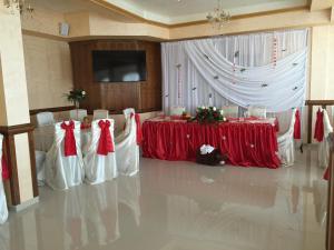 ein Festsaal mit einem rot-weißen Tisch und Stühlen in der Unterkunft Hotel Adial in Adjud