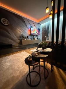 TV a/nebo společenská místnost v ubytování Elegant Black Kopaonik