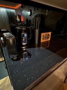 Kuchyň nebo kuchyňský kout v ubytování Elegant Black Kopaonik