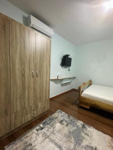 Postel nebo postele na pokoji v ubytování Korca Central Apartment