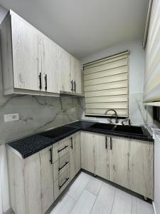 Kuchyň nebo kuchyňský kout v ubytování Korca Central Apartment