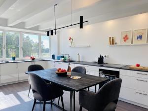 Η κουζίνα ή μικρή κουζίνα στο Ferienwohnung FischerLoft im Haus Hiddensee Prora