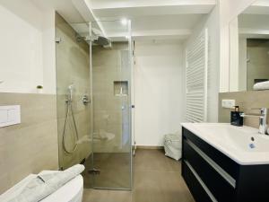 Ένα μπάνιο στο Ferienwohnung FischerLoft im Haus Hiddensee Prora +25 φωτογραφίες