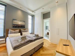 a bedroom with a large bed and a table at Ferienwohnung Luxus Sonnensuite in der Strandvilla Charlotte Binz in Binz