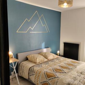 a bedroom with a bed and a blue wall at Appartement verdoyant au bord du lac Leman entre Evian et Thonon dans une Villa in Publier