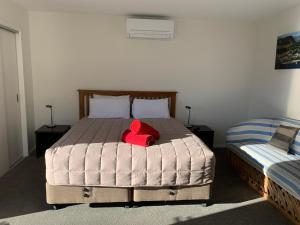 Tempat tidur dalam kamar di West Meadows