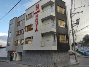 帕斯托Hotel NOVA的侧面有标志的建筑物
