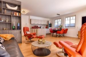 een woonkamer met een bank en een tafel bij Ferienwohnung Meereslauschen in der Villa Beatrice in Binz