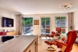 een keuken met rode stoelen en een tafel bij Ferienwohnung Meereslauschen in der Villa Beatrice in Binz