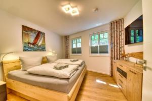een slaapkamer met twee bedden en een raam bij Ferienwohnung Meereslauschen in der Villa Beatrice in Binz
