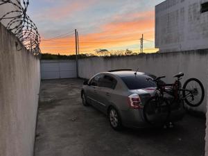 カボ・フリオにあるCasa Duplex 2 quartos com amplo quintalの自転車を乗せた駐車場