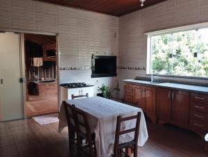 Dapur atau dapur kecil di Sítio do ipê