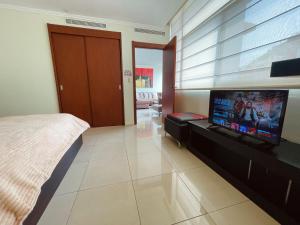TV/trung tâm giải trí tại Suite Riverfront Puerto Santa Ana