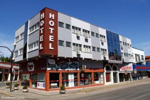 un gran edificio en la esquina de una calle en Hotel Meneghetti Rio Branco, en Rio do Sul