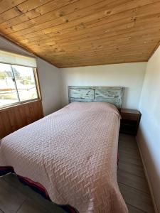 Una cama o camas en una habitación de Cabañas Sal y Arena El Quisco Norte