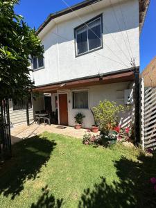 Un jardín fuera de Cabañas Sal y Arena El Quisco Norte 2 fotos más