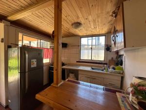 Una cocina o cocineta en Cabañas Sal y Arena El Quisco Norte