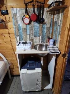 Kuchyň nebo kuchyňský kout v ubytování Blue Moon Cabin