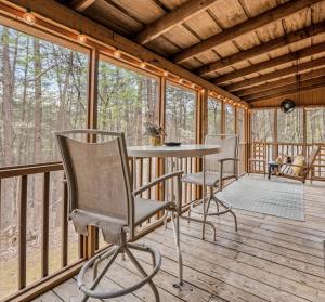 Balkón nebo terasa v ubytování Honey Hive Cabin