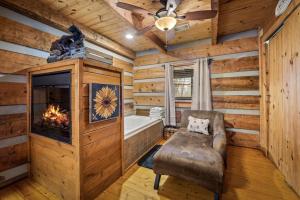 Postel nebo postele na pokoji v ubytování Honey Hive Cabin