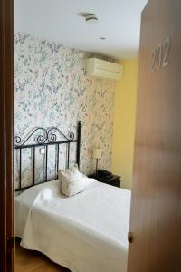 Posteľ alebo postele v izbe v ubytovaní Hostal Mainz