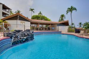 una piscina in un resort con acqua blu di Kailua-Kona Condo with Resort Access and Ocean View! a Kailua-Kona