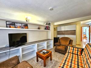 Televízia a/alebo spoločenská miestnosť v ubytovaní Hostal Mainz