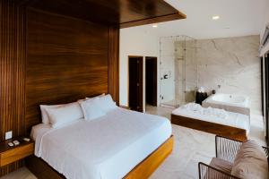 Ένα ή περισσότερα κρεβάτια σε δωμάτιο στο Casa Xchel - Lujo frente a la Bahía piscina jacuzzi y deck
